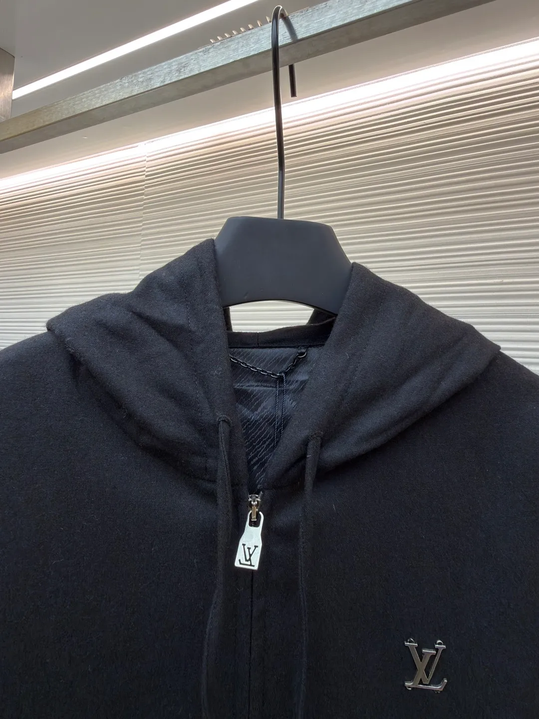 LOUISVUITTON Iron Label Wool Jacket ●Original version: Purchased and developed at 26100 ●Item number: 1681829-B80 ●Fabric: wool blended fabric ●Technology: Positioning cutting machine ●Color: black ●Version: fitted version ●Weight: about 1120 grams ●Size: 48-50-52-54 ●Description: Customized 80% wool, 14% spandex, 6% blended sheep wool fabric, full of texture and refined tailoring to reinterpret the dynamic silhouette. The elastic waist upgrades the drape texture, the side pockets are cleverly integrated into the stitching, and the facial pleats are infused with elegance. The left leg is decorated with the brand's metal logo to once again confirm the brand's identity. The overall wiring is straight and delicate, the fabric is comfortable and soft, and the color is consistent without color difference. It can be matched with the same style to create a fashionable look and control various occasions. Customized accessories, complete with three standards, same style for men and women!